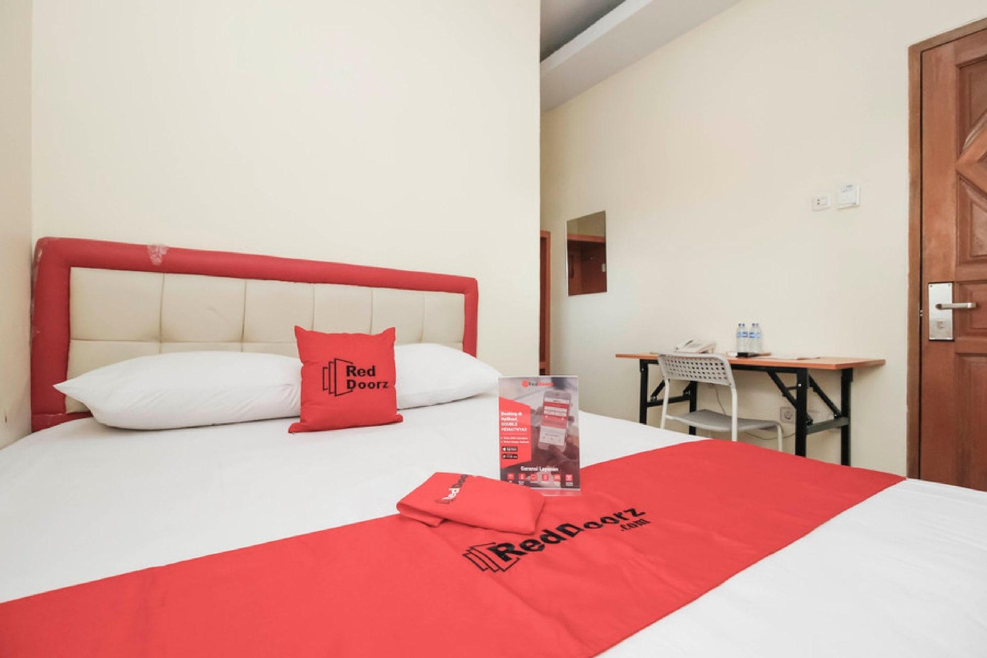Reddoorz Plus @ Jalan Pemuda Jakarta Exterior foto