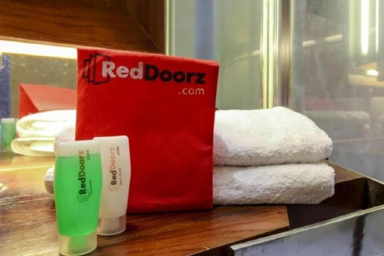 Reddoorz Plus @ Jalan Pemuda Jakarta Exterior foto